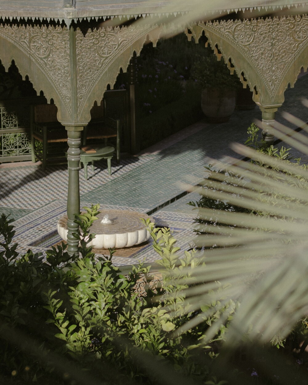 Geschnitzter Pavillon in einem Riad-Garten
