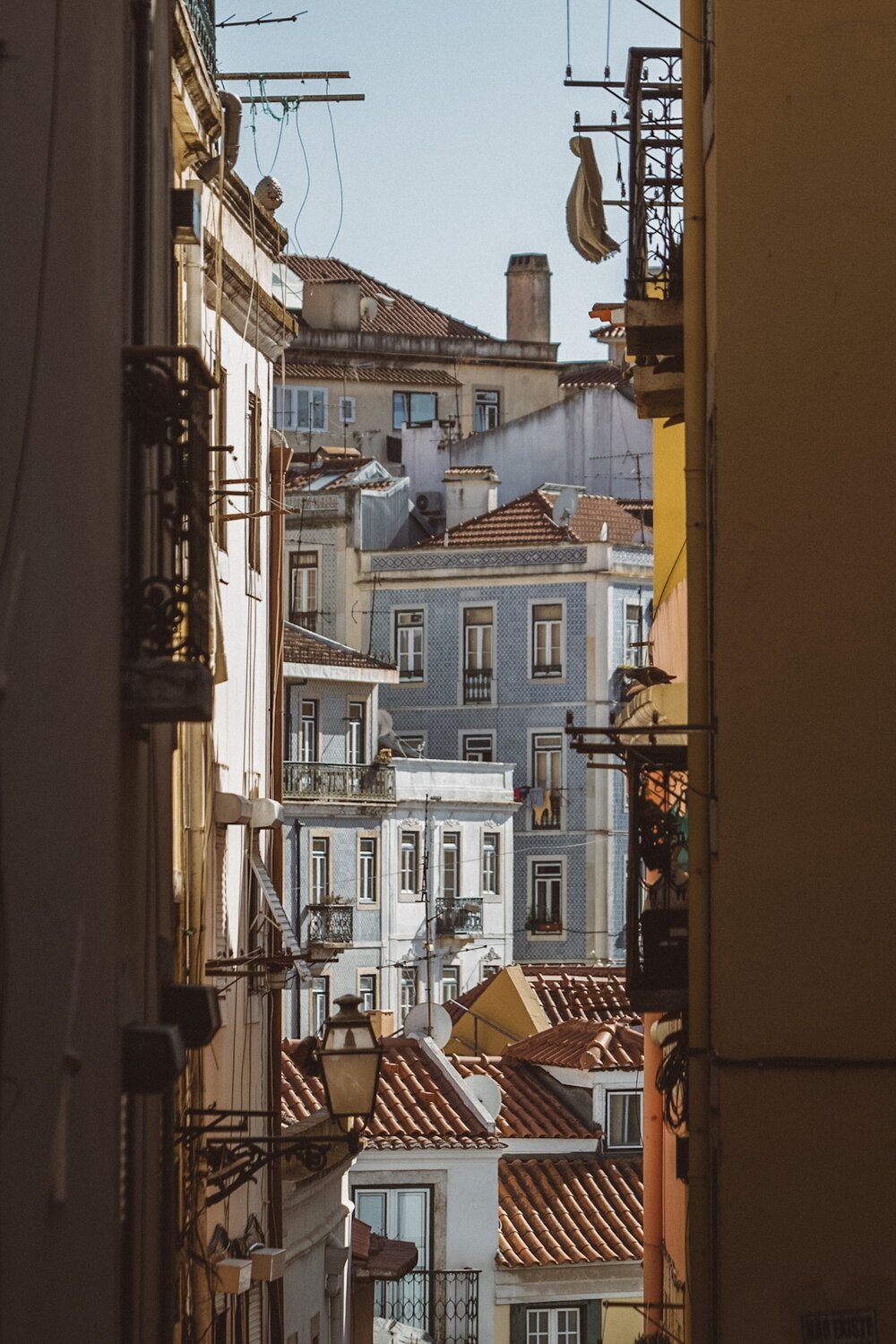 Kachelfassade durch eine Lissabonner Gasse