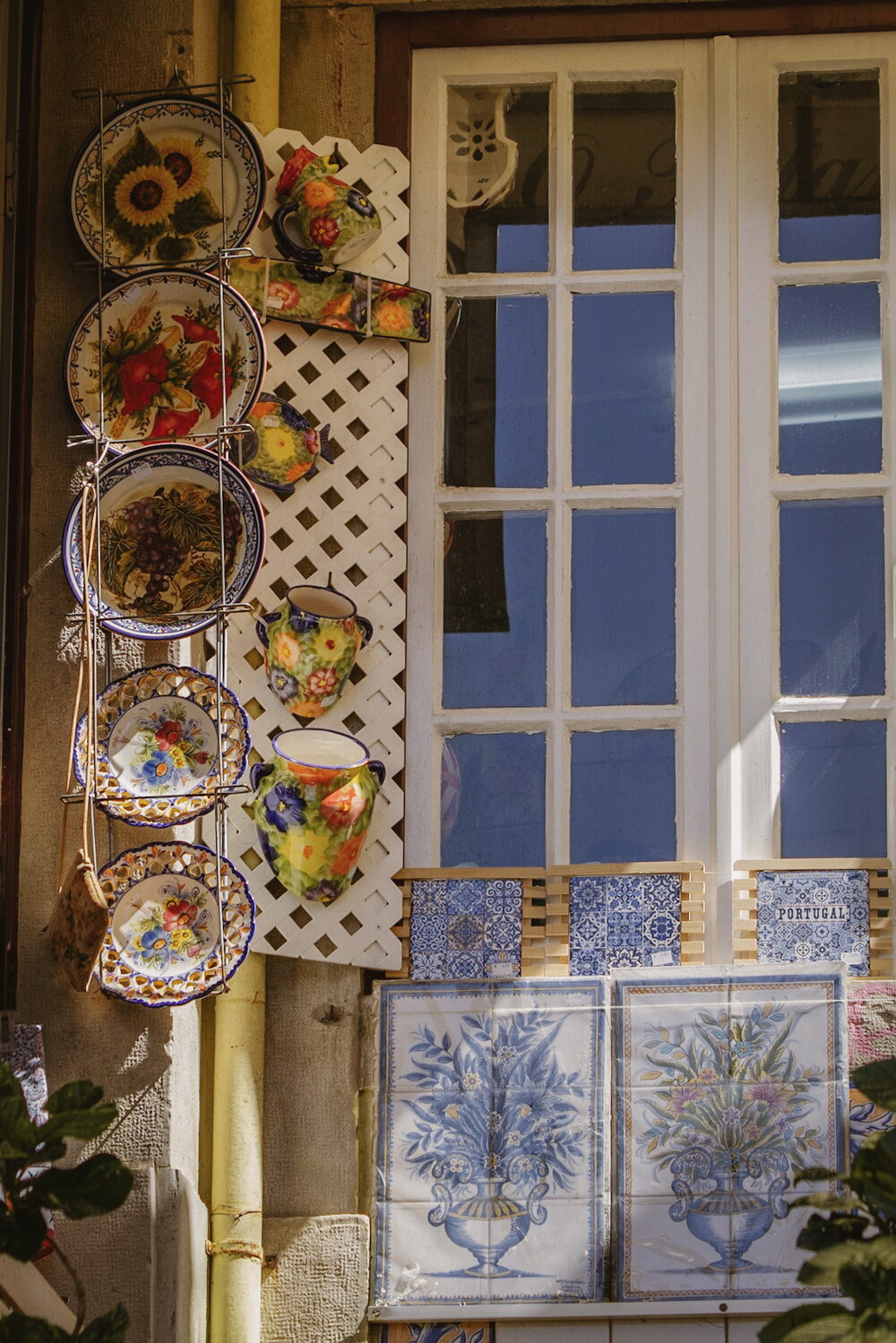 Keramik neben einem Schaufenster in Sintra