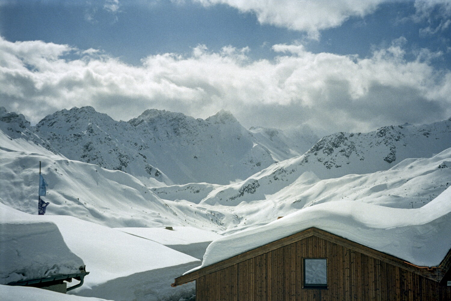 Eine Holzhütte unter einer schweren Schneehaube