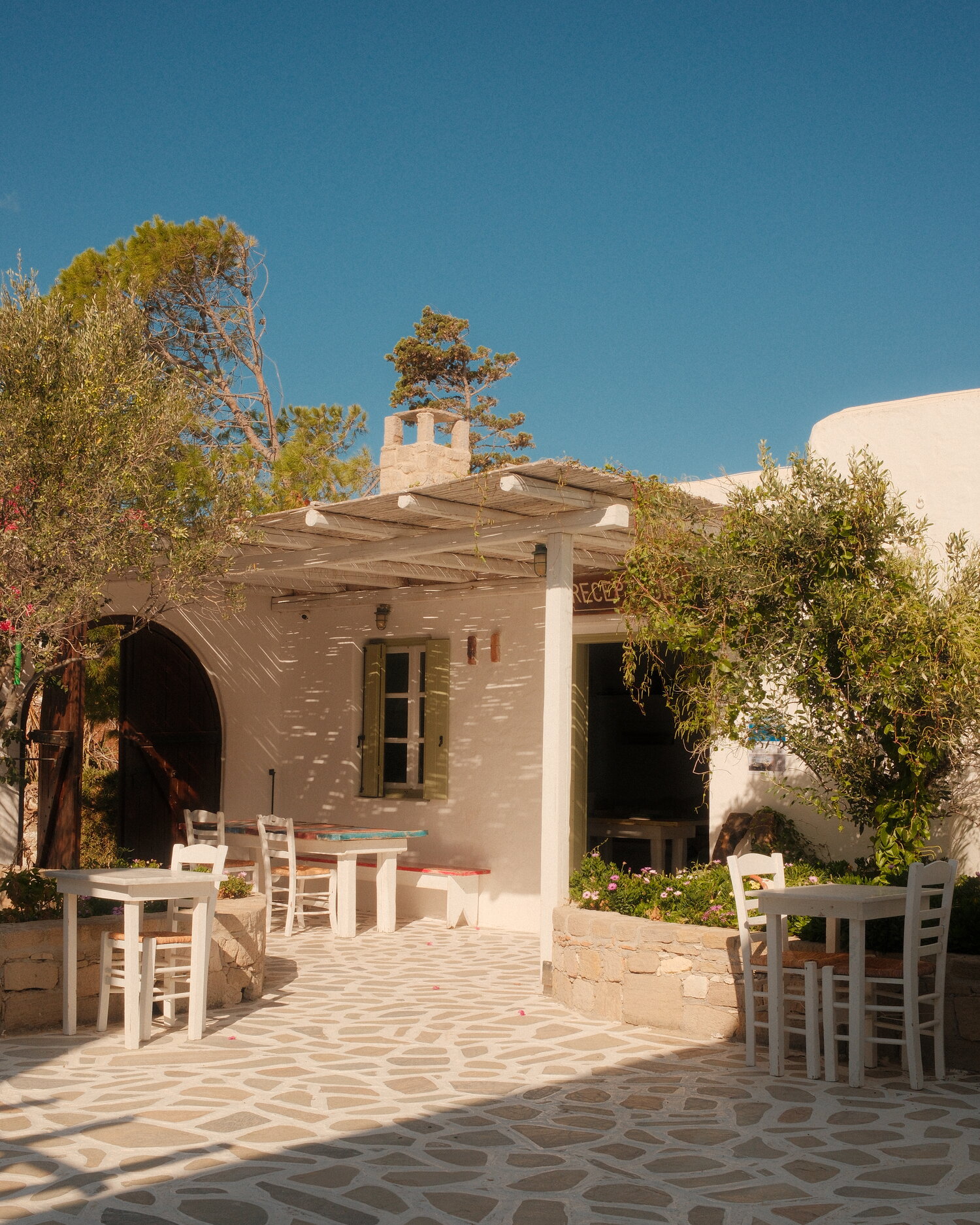 Schattiger Hof einer Kykladen-Pension