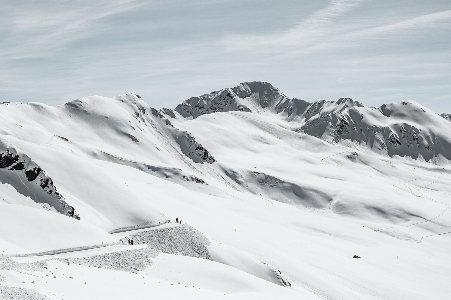 Weite Schneefelder und Grate rund um Davos