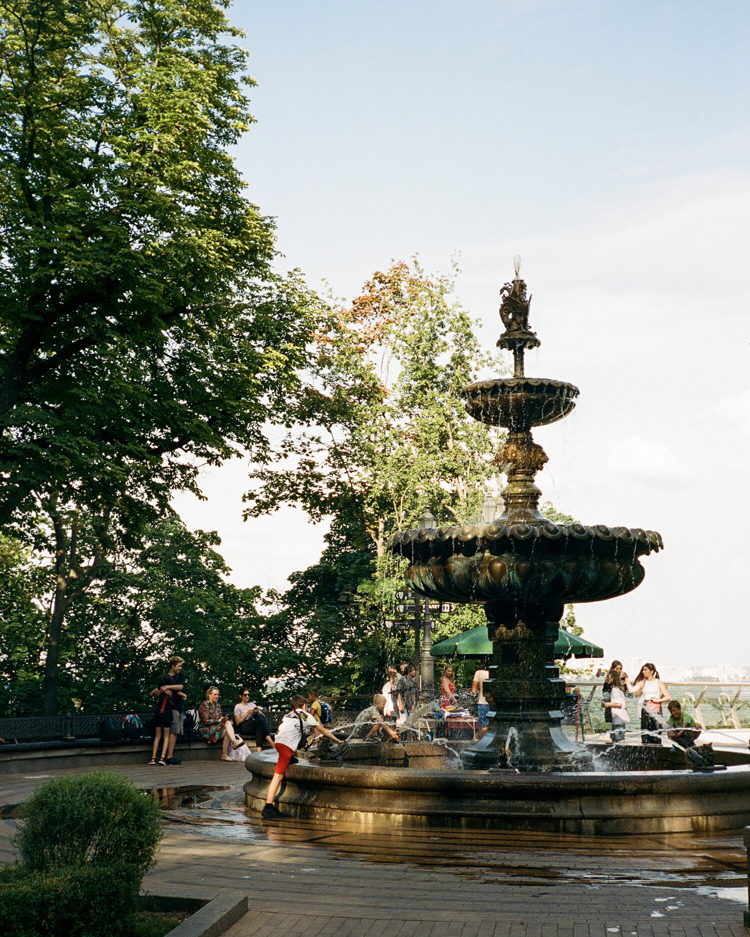 Tarde de verano junto a una fuente de Kiev