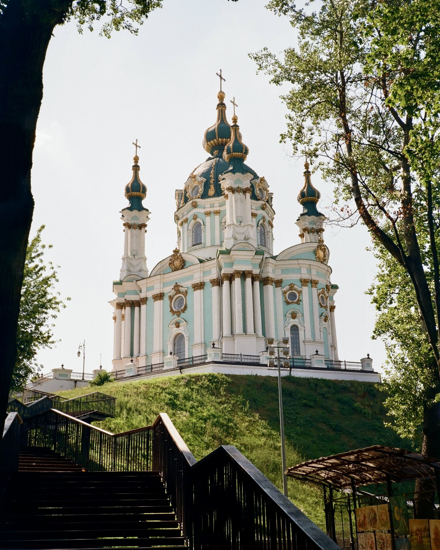 Die Andreaskirche oben an der Treppe