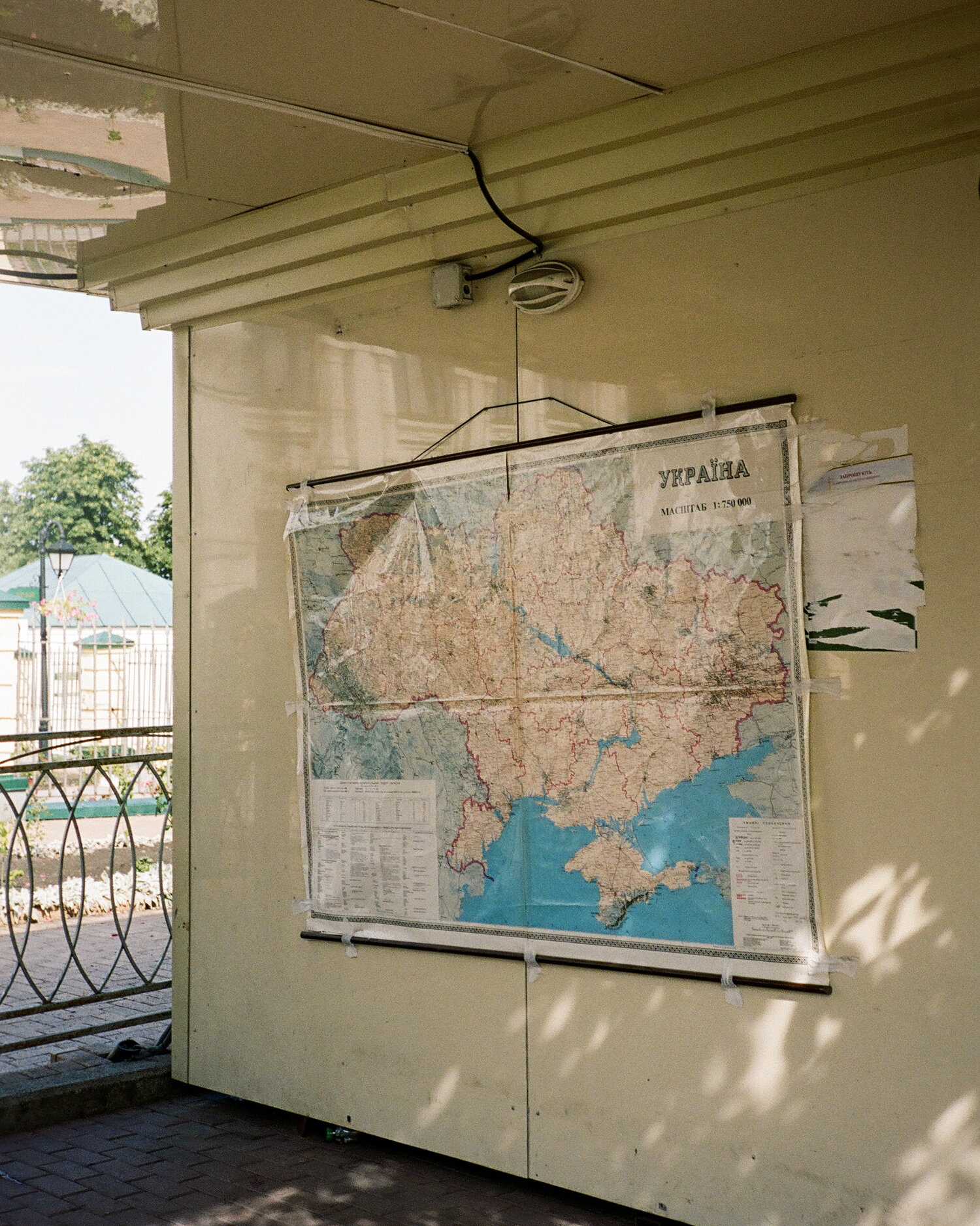 Eine Ukraine-Karte in einer sonnigen Passage
