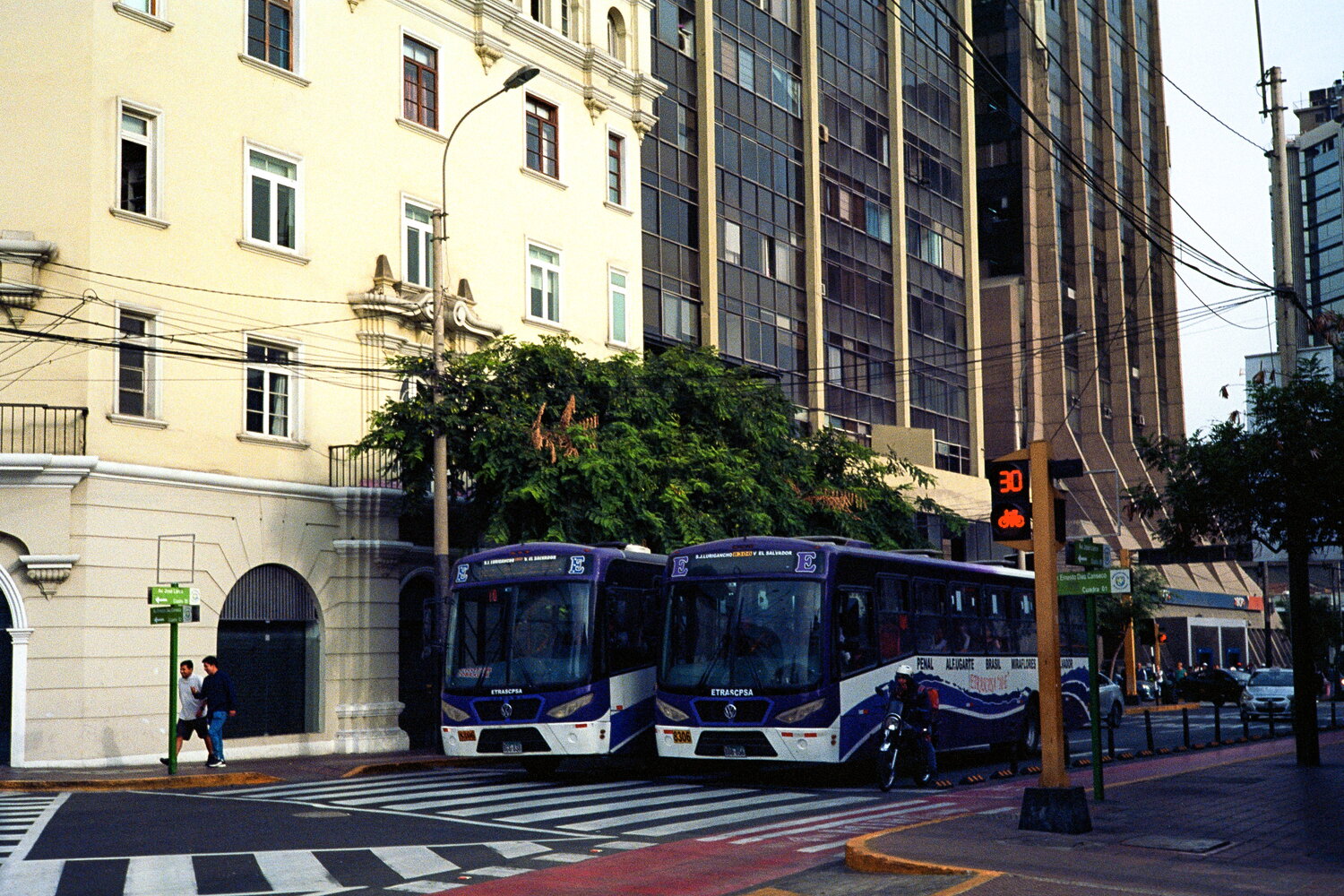 Two buses at a Lima crossing