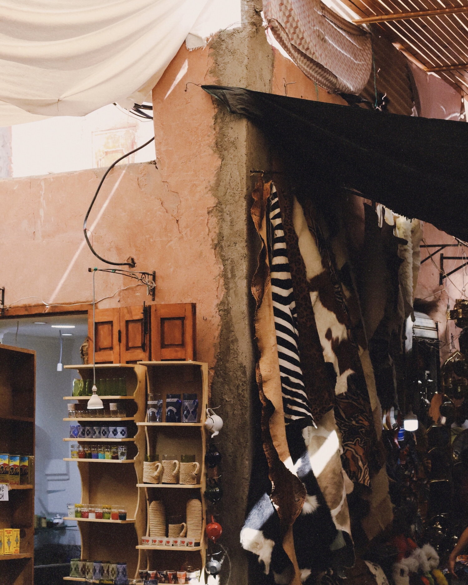 Felle und Teegläser in einer Ecke des Souks