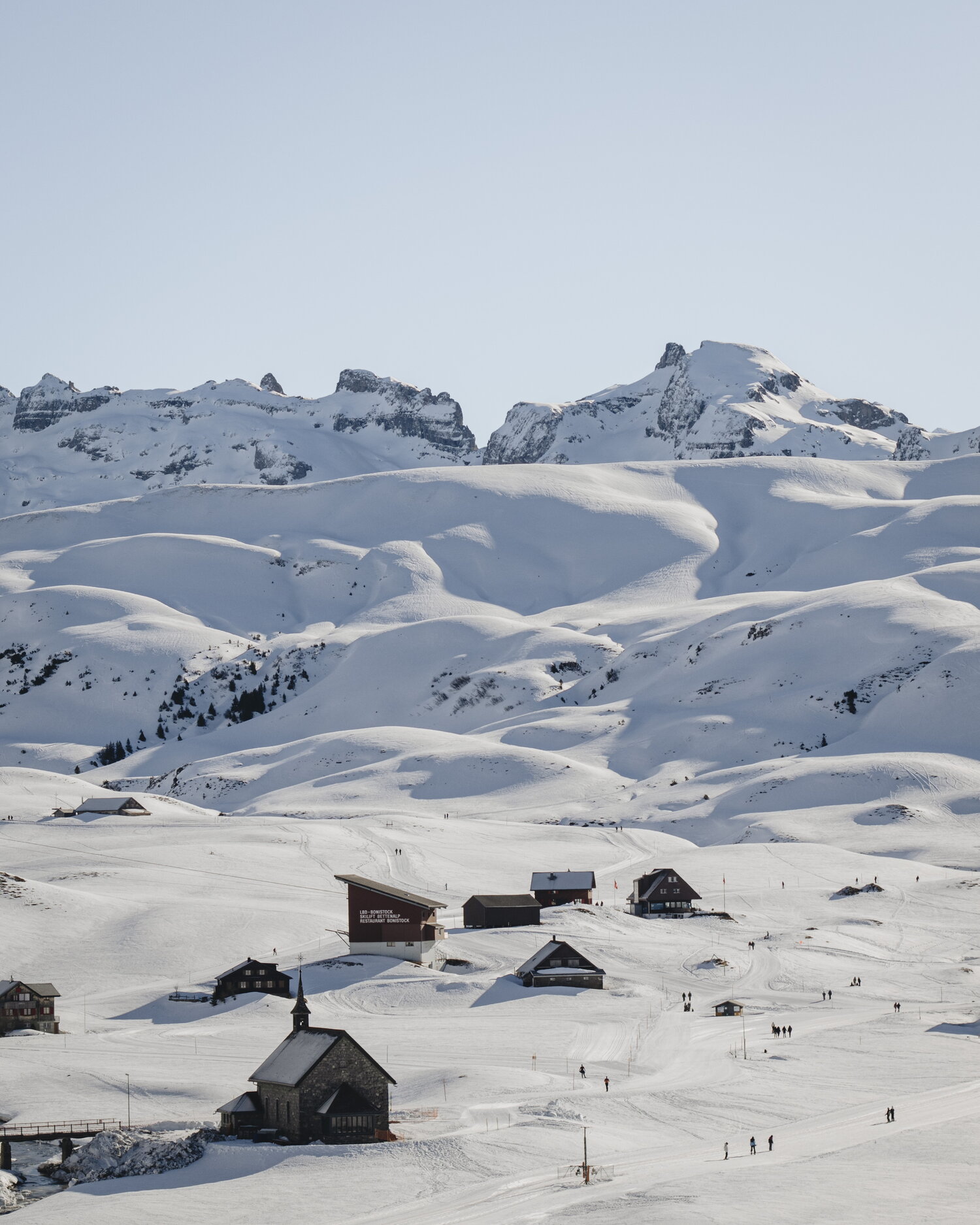 Capilla y chalés de Melchsee-Frutt bajo la nieve