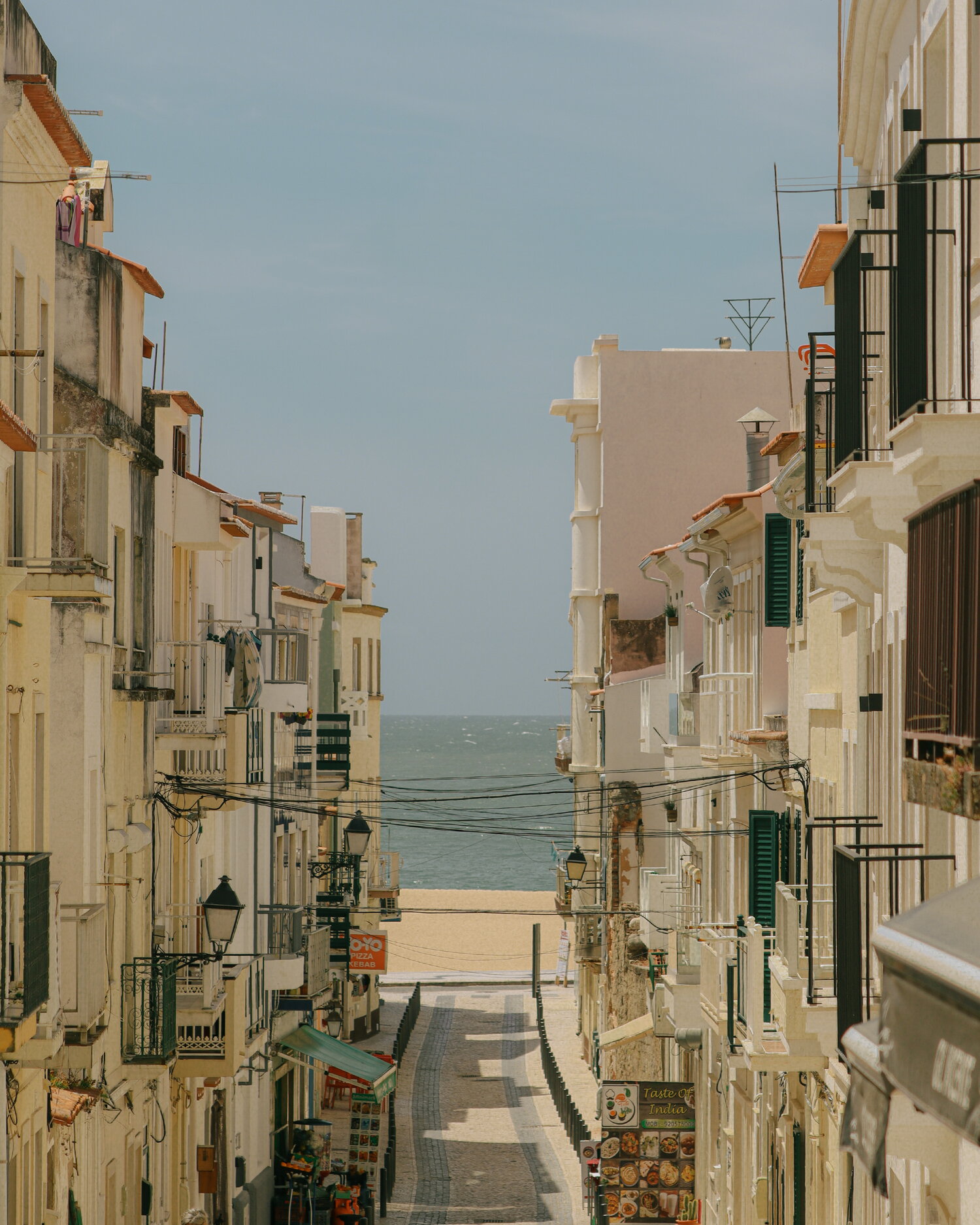 Eine Straße in Nazaré, die am Ozean endet