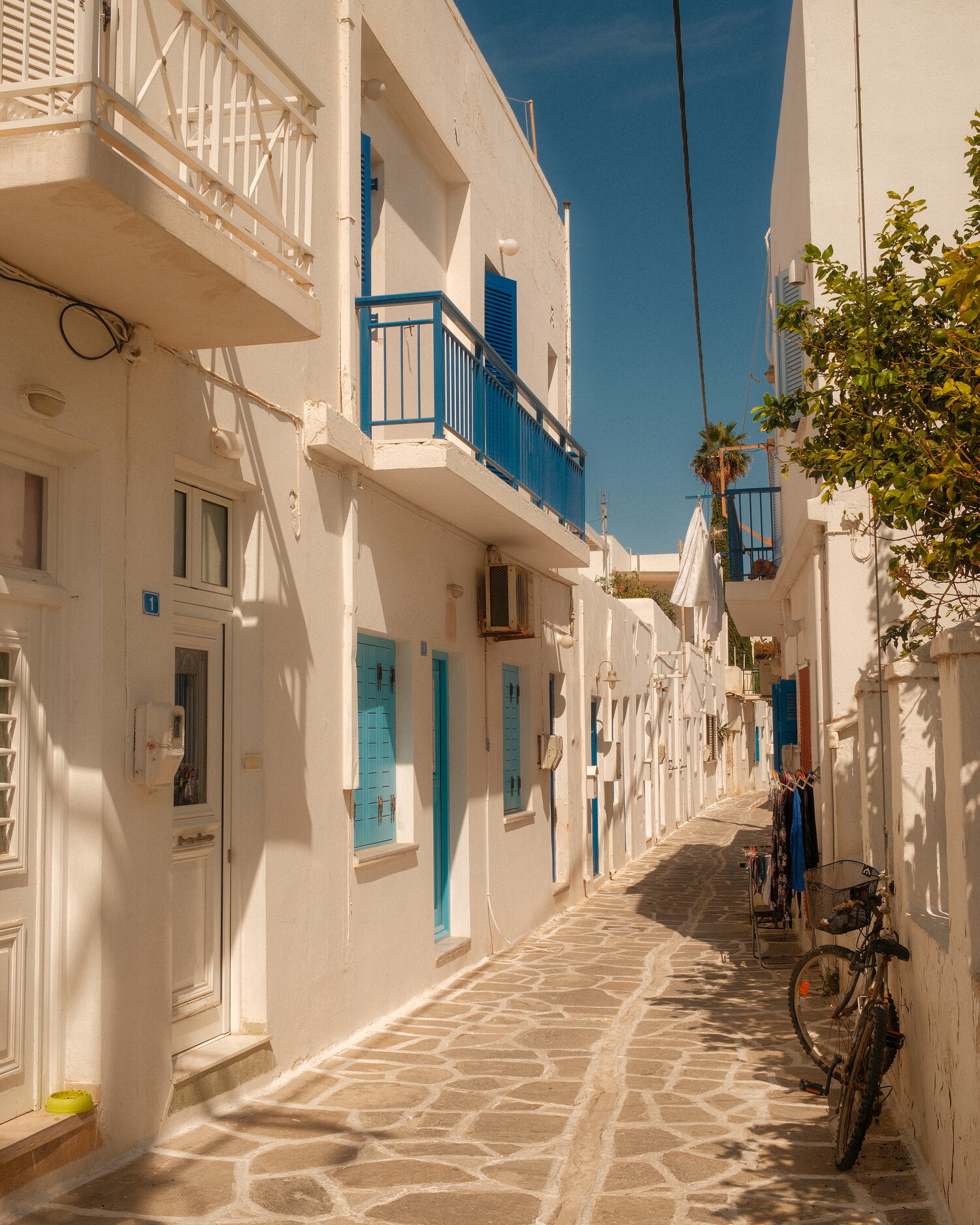 Blaue Balkone entlang einer Gasse in Parikia