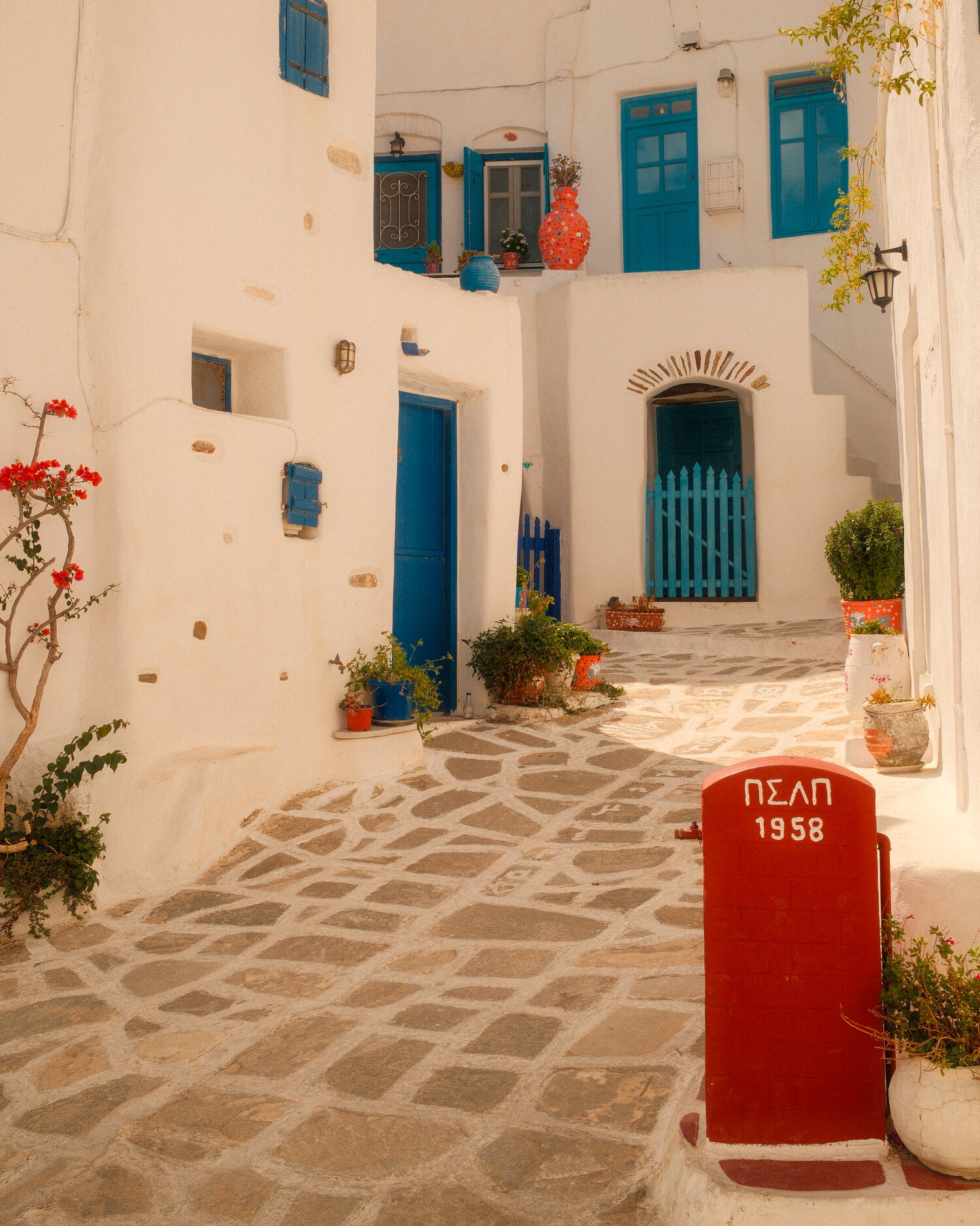Blaue Türen und weiße Gassen in Lefkes