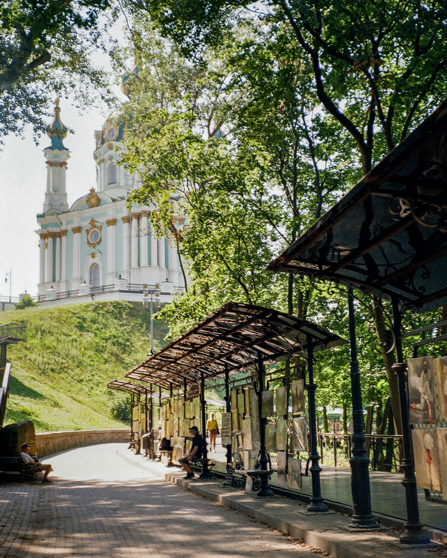 Die Andreaskirche über den Bilderständen