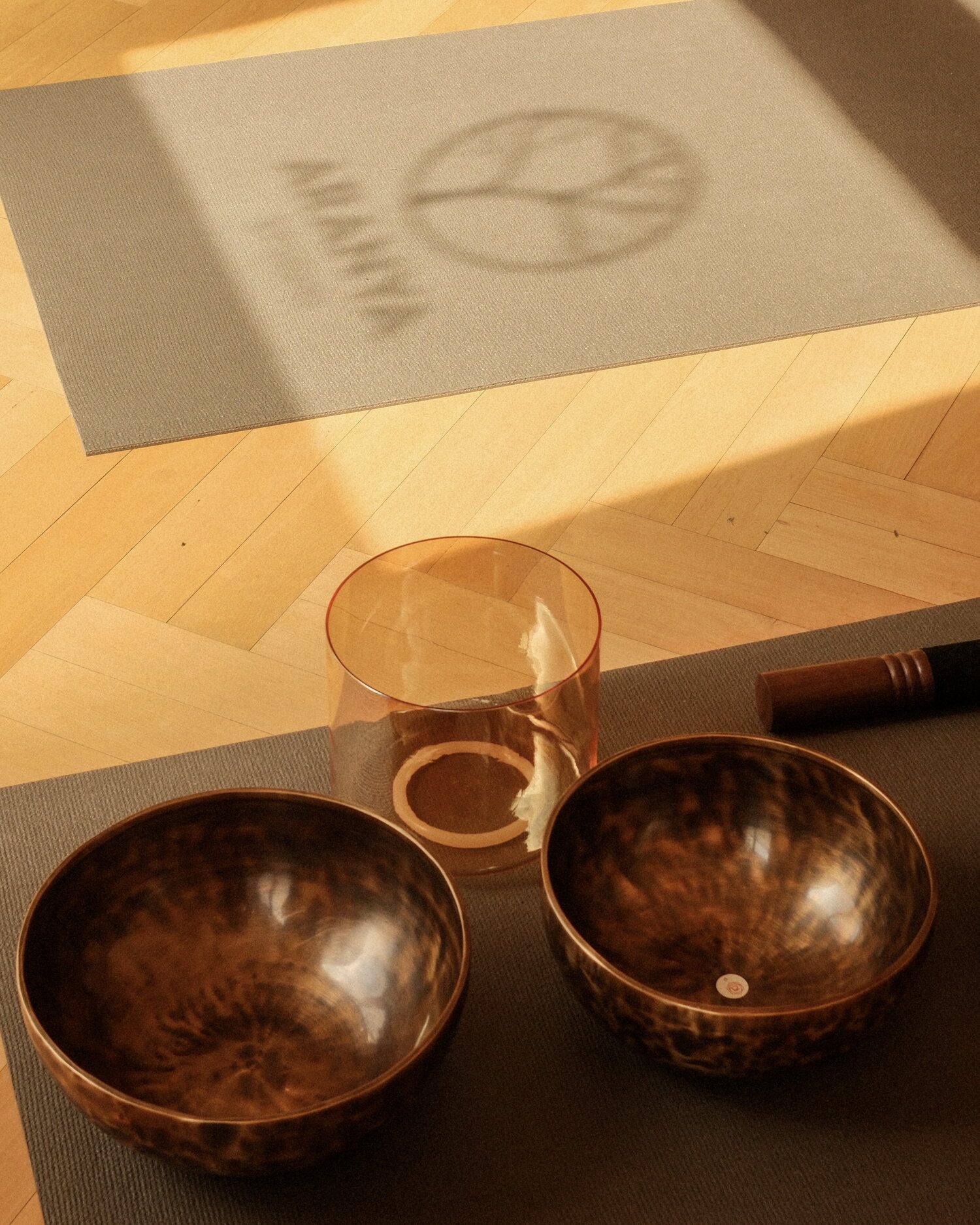 Cuencos tibetanos al sol en un estudio de yoga