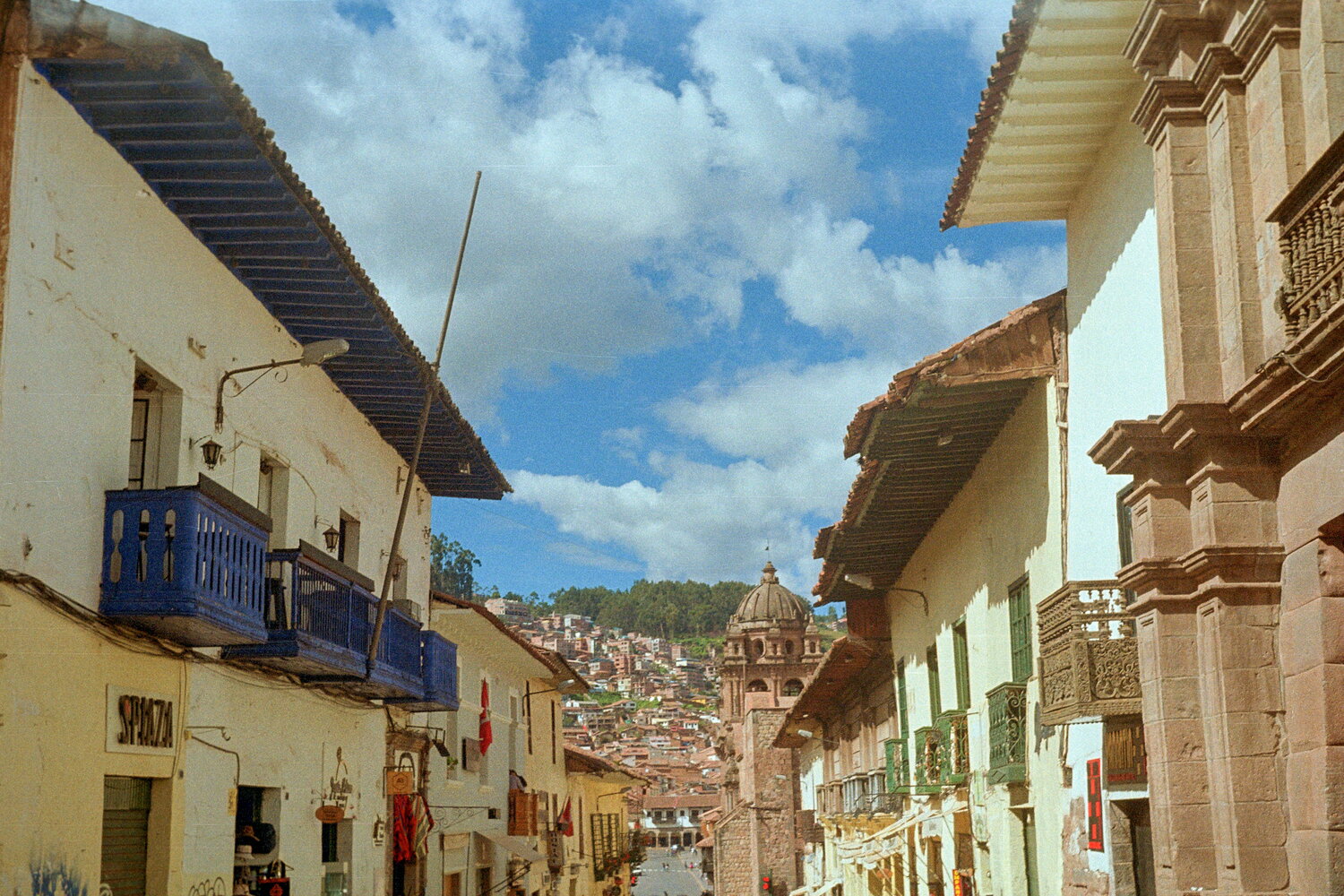Blaue Balkone und eine Kirchenkuppel in Cusco