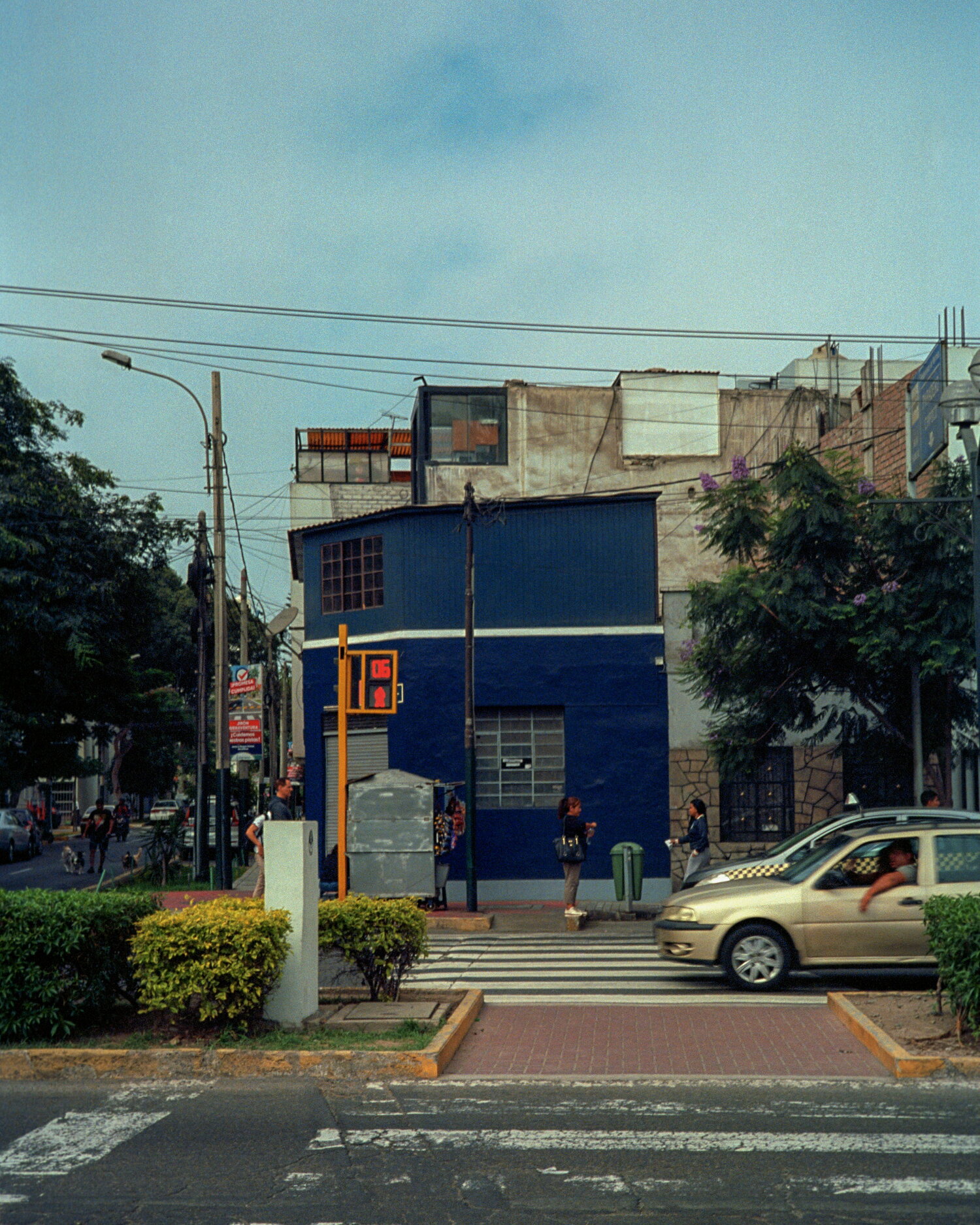 Ein blaues Eckhaus in Lima