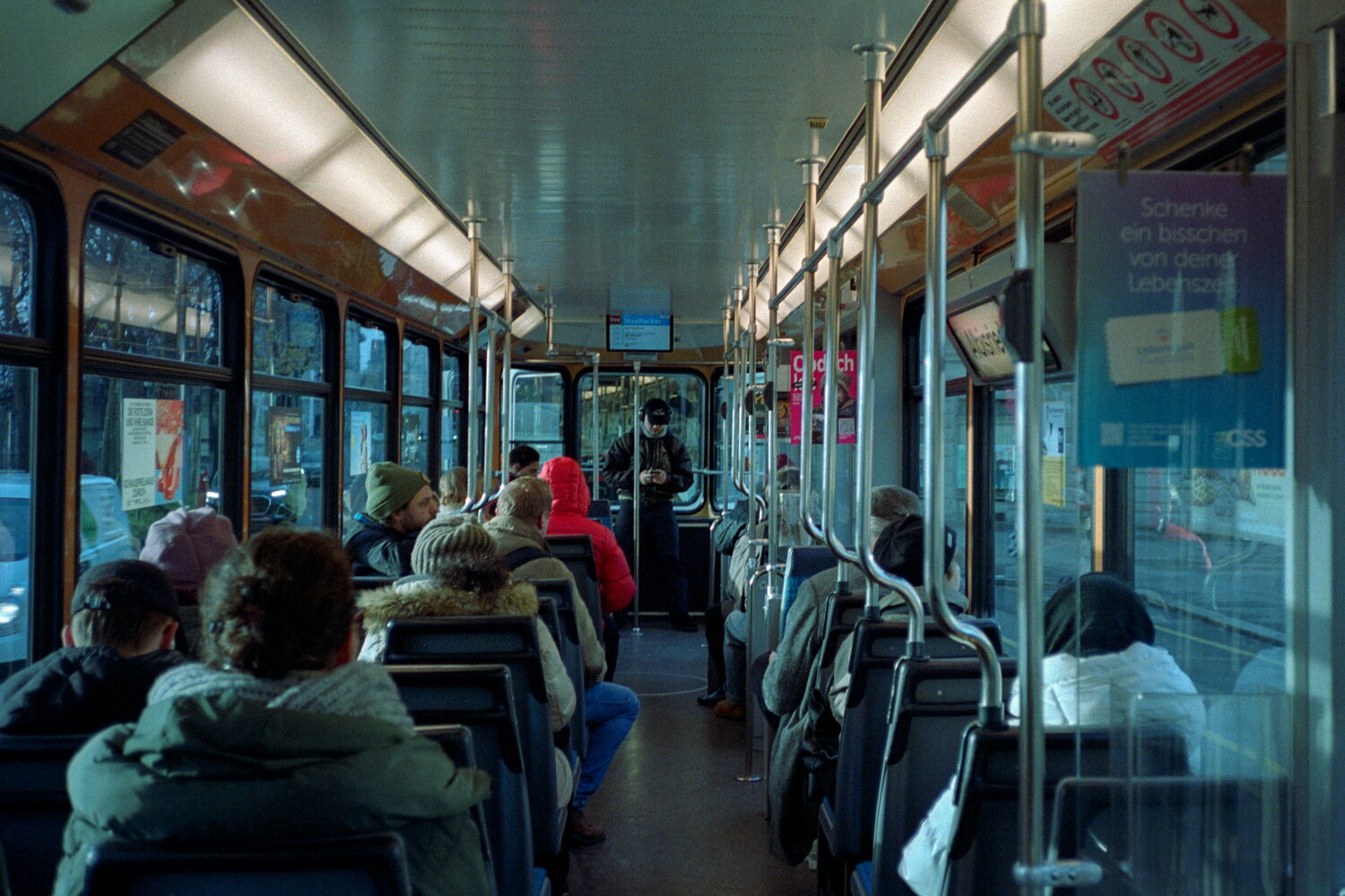 In der Zürcher Straßenbahn an einem kalten, hellen Tag